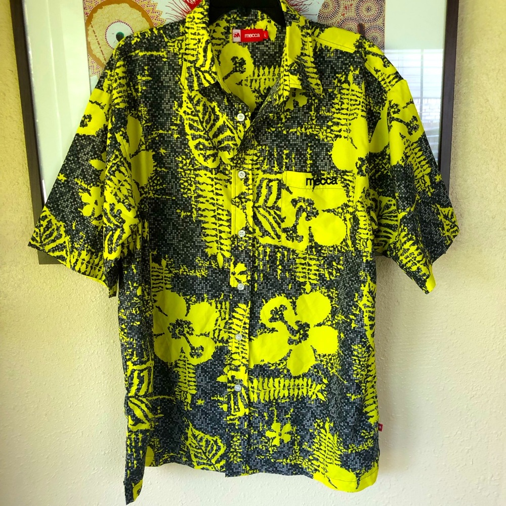 Hawaiian Shirt men L Buttons down Short sleeve Tropical Hibiscus Shirt